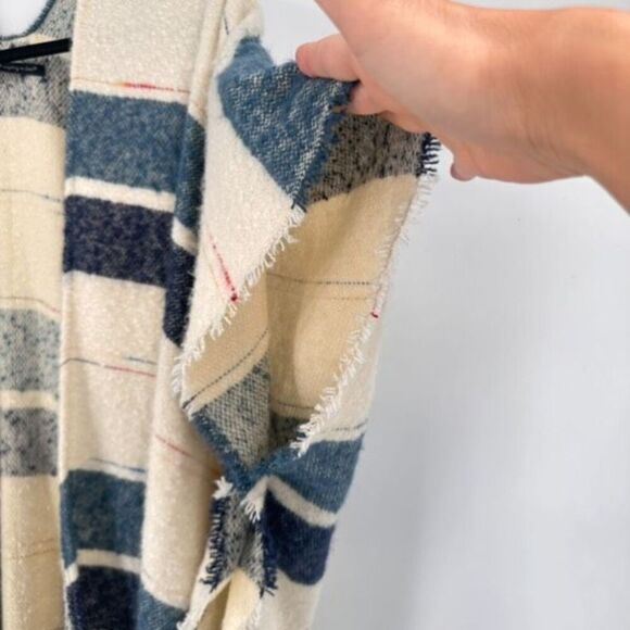 Do Everything In Love Women Striped Fringe Sweater Blue Cream Large Southwestern - Picture 6 of 10